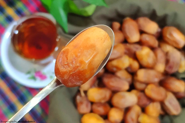 خرما زاهدی با پوستی خشک و طعمی دلپذیر